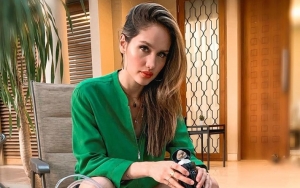  Pesona Cinta Laura Terpampang Nyata Meski Busana 'Sobek' Benang Semrawut