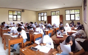 Ditinggal Minggat Ortu, Siswa SMK Ini Terpaksa Numpang di Sekolah