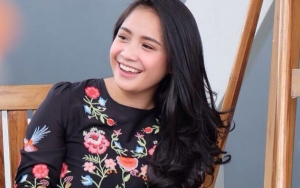 Nagita Cantik Berkelas Bak Monalisa, Harga Scarf Lecek Mirip Spanduk Pecel Lele Bikin Minder