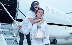 Syahrini 'Bumil' Dipapah dan Tubruk Manja, Mata Reino 'Jelalatan' Tak Balas Peluk Disorot