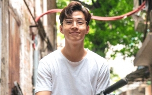 Henry Lau Doyan Habiskan Waktu Bareng Cewek-Cewek Bule di Bar?