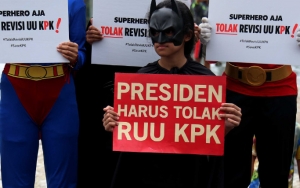 Aksi Tolak Revisi Undang-undang, Pajang Spanduk 'KPK Dilahirkan oleh Mega, Mati di Tangan Jokowi?'