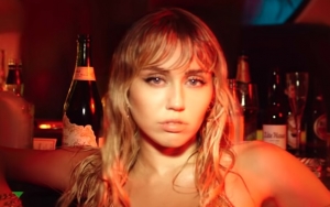 Miley Cyrus Tampilkan Sisi Depresi dan Frustrasi di MV 'Slide Away'