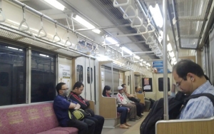 Viral Perempuan Ngamuk Dipanggil 'Nenek', Tingkah Penumpang KRL Ini Malah Bikin Salfok