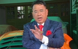 Hotman Paris Ejek Balik Farhat Abbas ke Paris Cuma Naik Pesawat Ekonomi Disindir Beda Kelas
