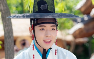 Penampilan Park Jihoon Pakai Hanbok di 'Flower Crew' Bikin Terbayang Zaman Dulu