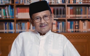 Dirawat Intensif di Rumah Sakit, BJ Habibie Salat Sambil Berbaring