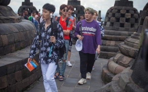 Member TVXQ dan SuJu Saling Merangkul Akrab di Poster 'Analog Trip in Indonesia'