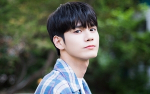 Ong Sung Woo Pakai Payung Raksasa Sukses Bikin Netizen Kebingungan