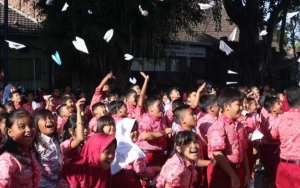 BJ Habibie Tutup Usia, Indonesia 'Dipenuhi' Pesawat Kertas