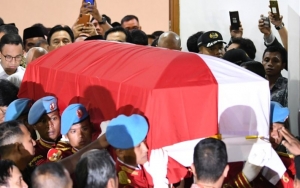 Jenazah BJ Habibie Diserahkan ke Negara, Warga Tumpah ke Jalan Beri Penghormatan Terakhir