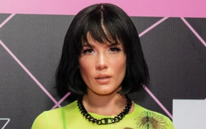 Halsey Pamer Tubuh Seksi Tanpa Pakai Dalaman di Red Carpet DKNY