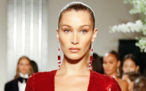 Bella Hadid Pamer Abs Seksi di New York Fashion Week, Tubuh Super Kurus Curi Perhatian