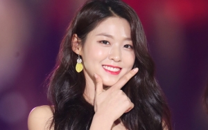 Seolhyun AOA Banjir Pujian Tampil Ganteng Kenakan Setelan Jas