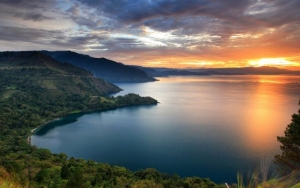 Protes Kawasan Wisata Danau Toba, Ibu-Ibu Sampai Nekat Buka Baju