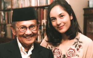 Chelsea Islan Bagikan Momen Terakhir Jenguk BJ Habibie, Senyum Semringah Jadi Sorotan