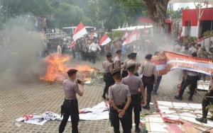 Massa Ricuh Bakar Karangan Bunga di Gedung KPK, Beri Tuntutan Ini