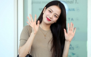 Gaya Cantik Jisoo BLACKPINK Saat Berangkat ke London Tuai Decak Kagum