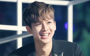 Yunhyeong iKON Tak Sengaja Acungkan 'Jari Tengah' Saat Live, Member Lain Geger