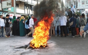 Riau Masih Dikepung Asap, Mahasiswa Gelar Aksi Demo Bakar Ban Bekas