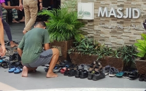 Pria Tionghoa Asal Singapura Ini Tuai Pujian Rapikan Alas Kaki Jamaah Masjid Tiap Salat Jumat