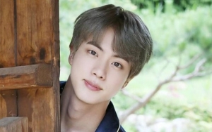 Jin BTS Sempat Dikira Tidak Ikut Bersama Member, Kemunculannya Bikin Fans Histeris 