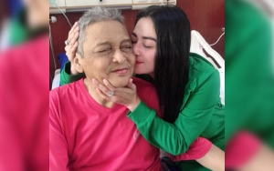 Dewi Persik Peringati 100 Hari Mendiang Sang Ayah, Bagikan Momen Mengharukan Ini