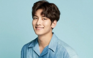 Ji Chang Wook Super Keren Berkacamata Hitam hingga Tertidur Pulas di Foto Adegan 'Melting Me Softly'