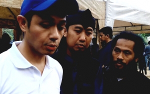 Dude Harlino cs Hadiri Pemakaman Ayah Donny Alamsyah, Turut Berduka Meski Belum Pernah Berjumpa