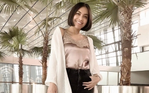 Denada Rogoh Kocek Setengah Miliar Demi Temani Sang Putri Yang Sakit