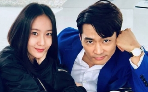 Krystal Pamerkan Kiriman dari Song Seung Heon di Lokasi Syuting Film