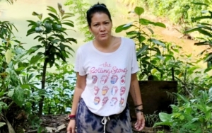 Melanie Subono Ditolak Seorang Ibu-Ibu Saat Bagikan Makanan di Acara 7 Hari BJ Habibie, Kenapa?