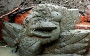 Masih Menempel di Tempat Asli, Arca Garuda Langka Bernilai Tinggi Ditemukan di Petirtaan Majapahit