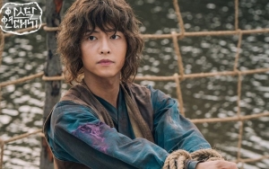 Totalitas Akting Song Joong Ki Saat Syuting Adegan Lumpur di 'Arthdal Chronicles' Banjir Pujian