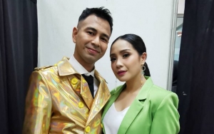Momen Nagita Slavina Cium Suami Usai Menang di Selebrita Awards Malah Bikin Fans 'Emosi'