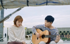 Akdong Musician Nyanyikan Rangkaian Lagu Album Comeback 'Sailing' Diiringi Gitar Akustik