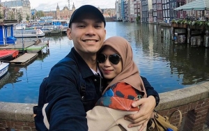 Aksi Gokil Ben Kasyafani Foto Mesra Dengan Istri Depan Ayah Mertua Ini Malah Banjir Komentar Kocak