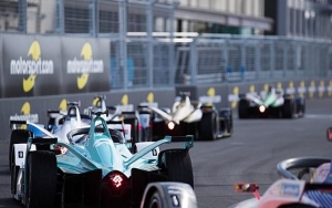 Naik BMW Rp 3,9 Miliar, Anies Baswedan Sambut Formula E Jakarta 2020