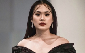 Sheryl Sheinafia Asyik Makan Pakai Riasan Cetar, Poni Rambut Lepek Dipuji Habis-Habisan