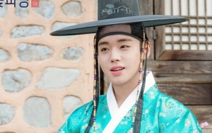 Park Jihoon Lupa Koreografi Saat Tarikan 'Nayana' di Lokasi Syuting 'Flower Crew', Fans Malah Gemas