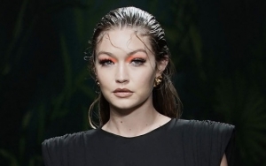 Gigi Hadid Tampil Super Cantik Pakai Gaun Pengantin di Milan Fashion Week