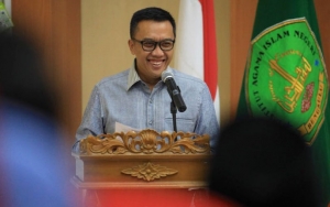 Tetapkan Imam Nahrawi Sebagai Terangka, PMII Lempar Telur Busuk ke Gedung KPK