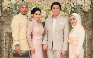  Jauh-jauh Ke Itali, Lucunya Reino dan Adik Syahrini Rebutan Peyek Cetar Mama Wati