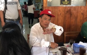 Hotman Paris Geli Farhat Abbas Pamer Pakaian Branded, Sesumbar Bisa Beli 5 Kapal Penuh Baju Lawan