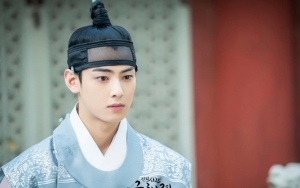 Cha Eunwoo Kesakitan Syuting 'Rookie Historian Goo Hae Ryung', Malah Dibilang Imut