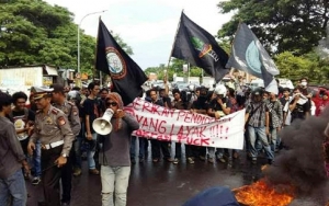 Gelar Demo di Makassar, Mahasiswa UMI Serukan 'Jokowi Lengser'