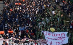 Ikut Gelar Aksi Demo, Mahasiswa Bandung Suarakan 'Sakaratul Maut Demokrasi'