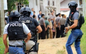 Orangtua Pasutri Tersangka Terorisme Menangis Usai Sang Anak Ditangkap Densus 88