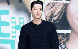 Lee Dong Gun Tampil Karismatik Lakukan Investigasi di Still Cut Perdana 'Laverage'