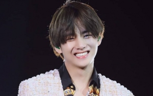 Member BTS Pamer Bermain Gitar, Penggemar Salfok Inginkan V Full Cover